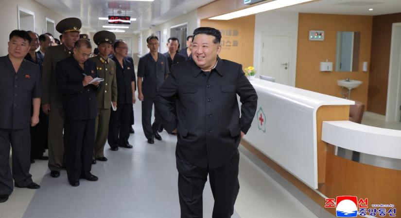 Észak-Koreában nyilvános tárgyalást tartottak mellplasztikázott nők és orvosuk ellen
