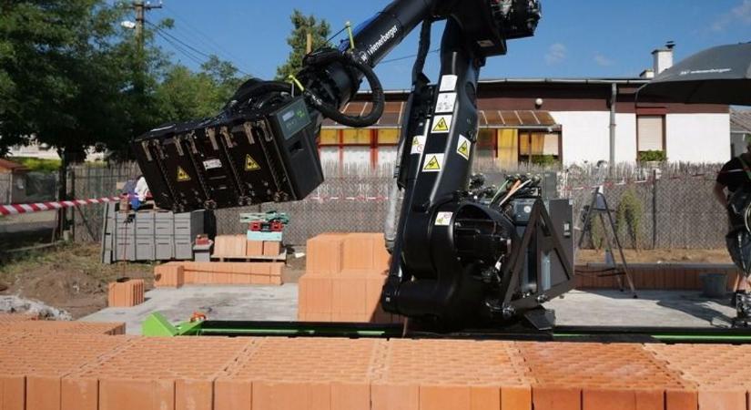 Falazórobot: sosem pihen és kivált egy kőművesbrigádot