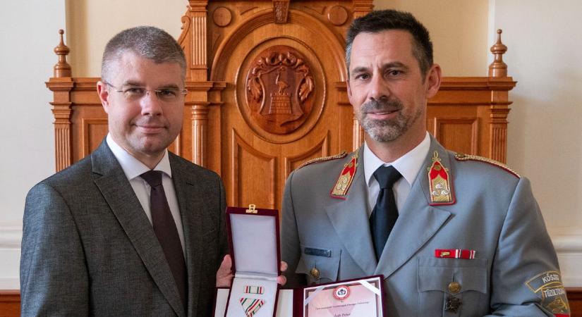 Az Önkormányzati Tűzoltóságok Országos Szövetsége kitüntetéssel köszönte meg Ágh Péter munkáját