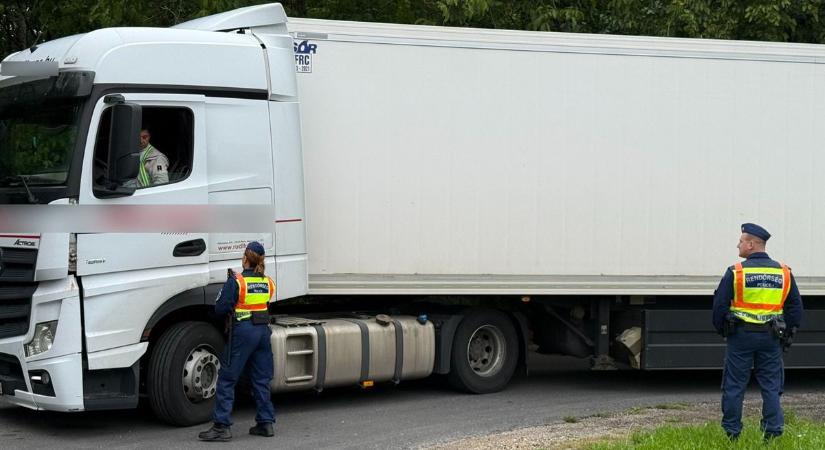 Megszállják a zsaruk az utakat, annyira botrányos, amit a sofőrök csinálnak (videó)