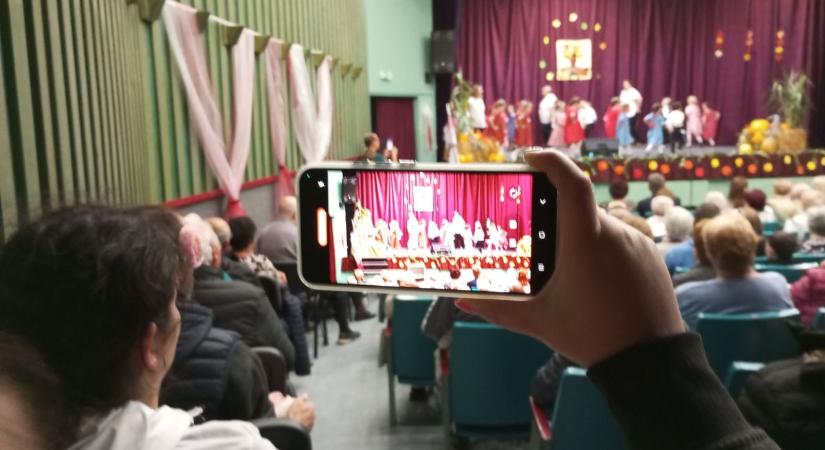 Ünnepi hangulatban telt az Idősek Napja Abán (Videó)