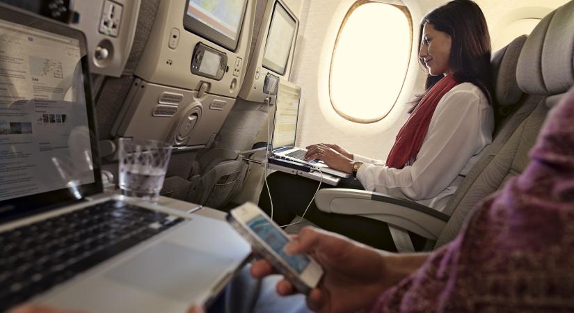 Új biztonsági szabályok az Emirates járatain: tilos a power bank használata a fedélzeten