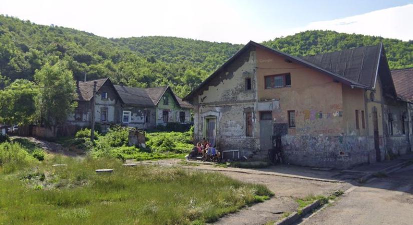 Tűz egy többlakásos ózdi házban
