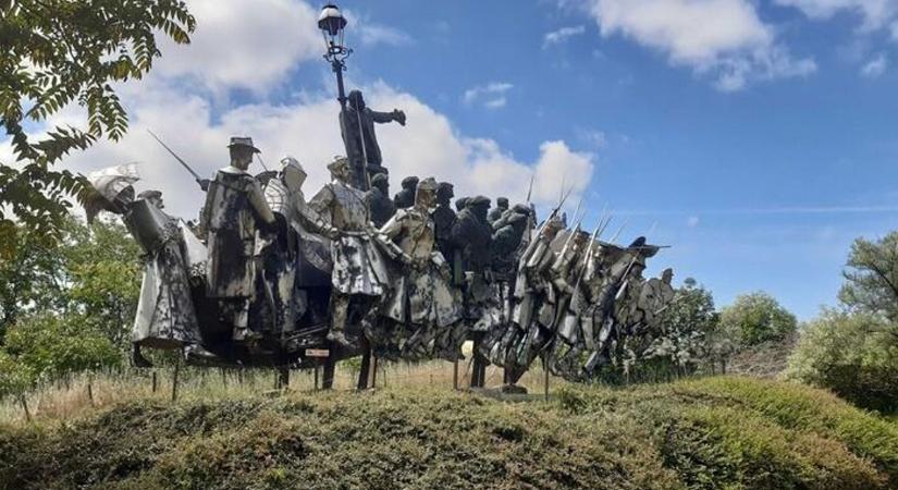 Elemlámpafényben a szocializmus szobrai között - Retró Napra várnak a Memento Parkban