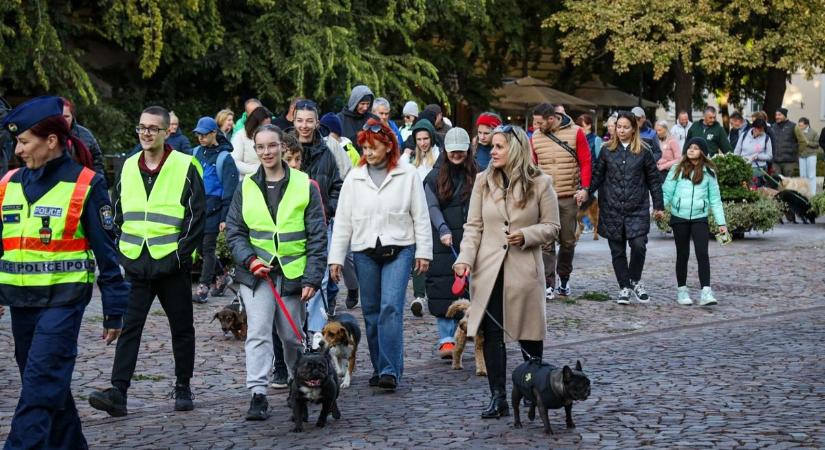 A rendőrök is csatlakoztak a felvonuláshoz a szolnoki Szapáry úton – videóval, galériával
