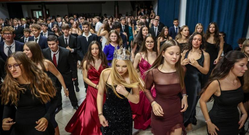 Ők lettek idén a Garay gimnázium gólyakirálya és királynője (galéria)