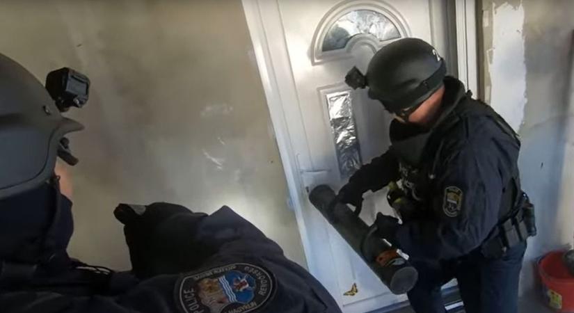 Köpni-nyelni nem tudott a jászapáti gyanúsított – videón, ahogyan rátörik az ajtót a kommandósok