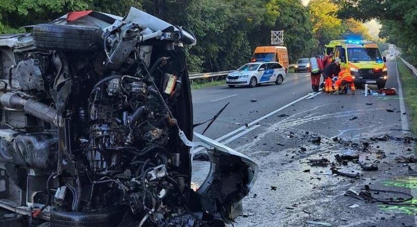 Brutális a 6-oson történt baleset, mentőhelikopter szállította kórházba az egyik sérültet
