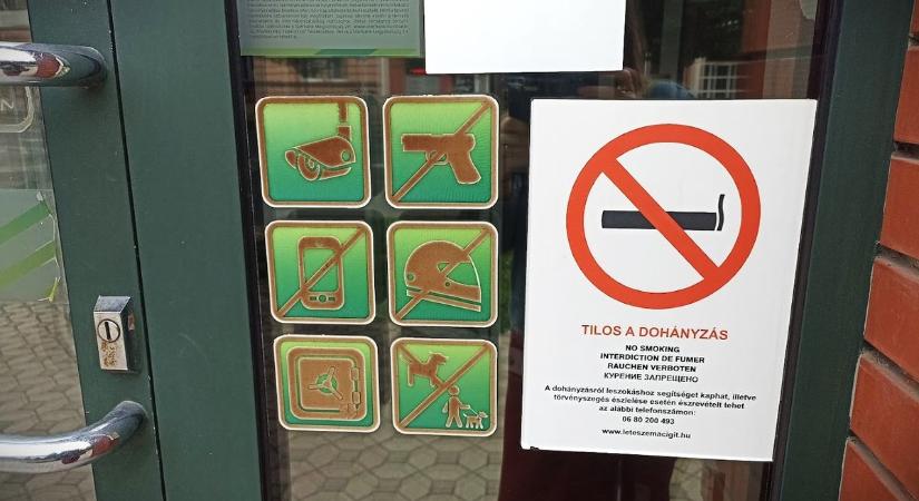 Ide sajnos nem léphetsz be pisztollyal, de füstölgő cigivel sem, s jó, ha a kutyát kint hagyod