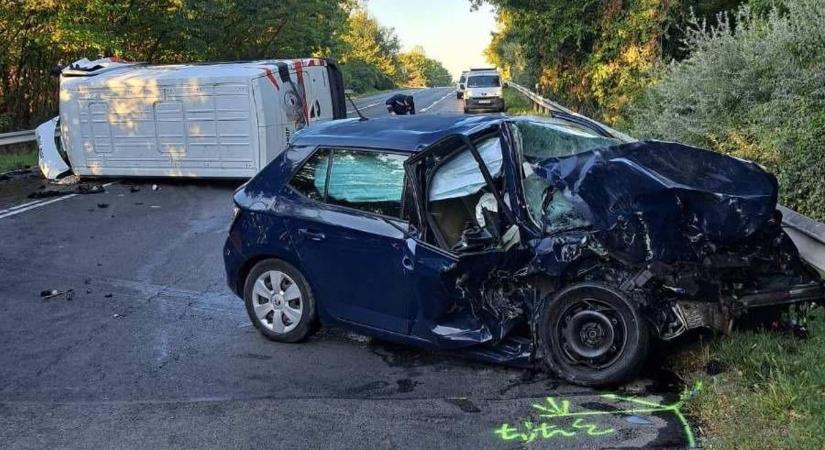 Sokkoló baleset a 6-os úton: mentőhelikopter is érkezett a helyszínre (FOTÓK)