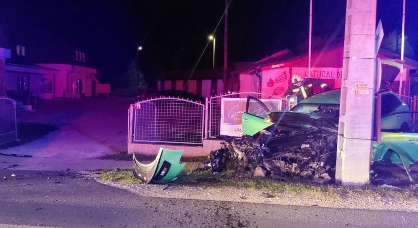 Sokkoló fotók! Autó csapódott egy villanyoszlopnak