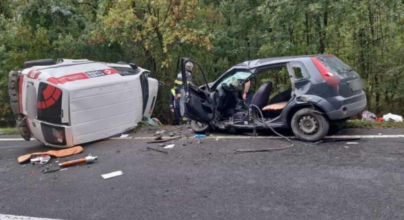 Szörnyű baleset: két jármű ütközött össze