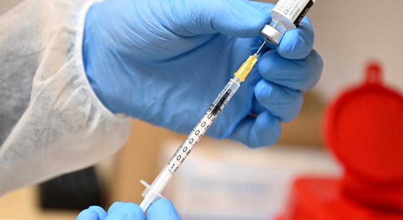 Engedélyezték a magyar hatóságok az AstraZeneca- és a Szputnyik V-vakcinát