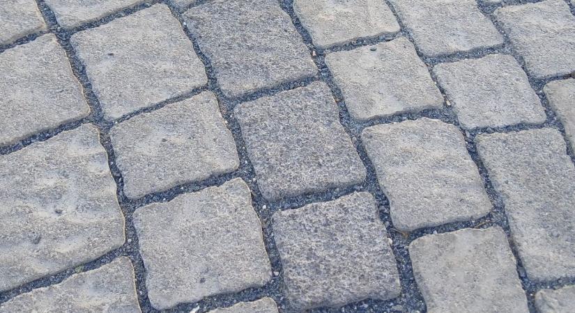 Térkövek cseréje miatt vezetnek be forgalomkorlátozásokat