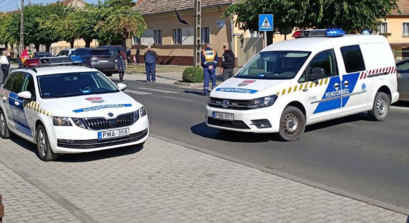 Zebrán áthaladó gyalogost gázoltak, az idős nő beszorult egy másik autó alá – fotók, videó