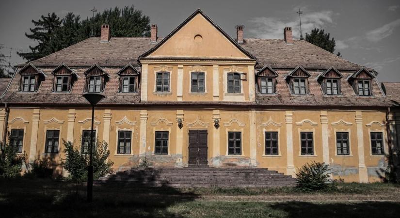 Törpike a kastélyban – így néz ki a pusztulásra ítélt rezidencia a Balaton déli partján