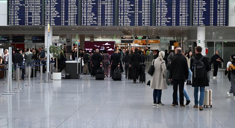 Káosz a Münchenbe tartó repülőjáraton, az utasok tiltakozása után lépett a személyzet