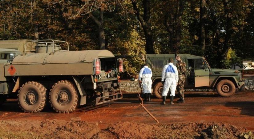 Vörösiszap katasztrófa: házakat árasztott el, autókat sodort el, családok váltak földönfutóvá - a KÖTÉL ott volt