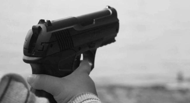18 hónapos kisgyerek talált otthon egy fegyvert, valószínűleg kitalálják, egy halottja lett a történetnek