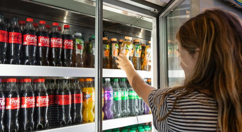A szegényebbek több cukros üdítőt isznak, amikor melegebb van