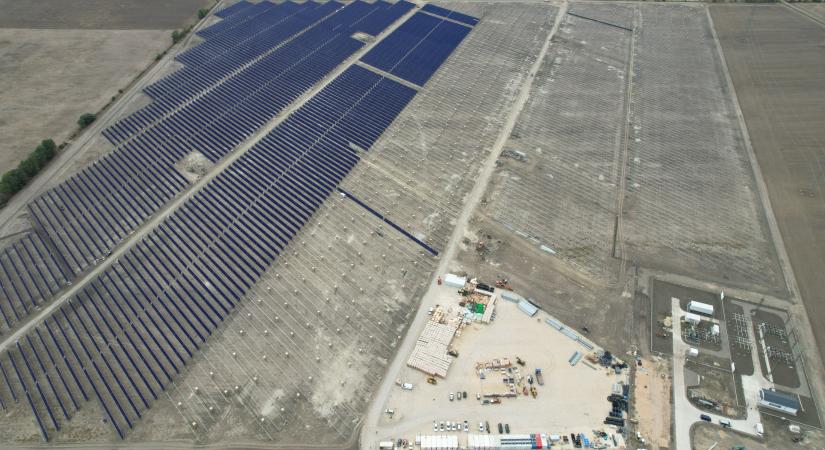Bejártuk a hipermodern hódmezővásárhelyi napelemparkot, ahol a jövő zöld energiáját termelik majd