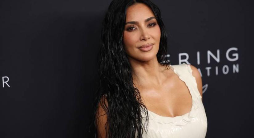 Kim Kardashian rövid hajjal mutatkozott: rá se ismerni így