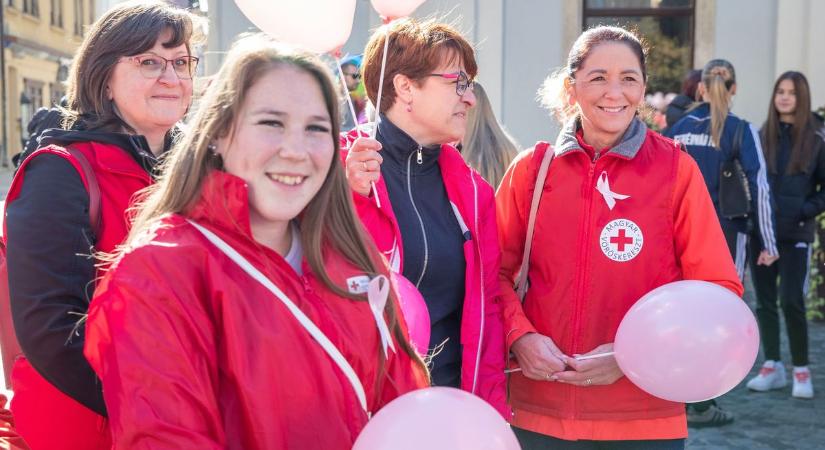 Több százan vettek részt a mellrák elleni sétán (képgalériával, videóval)
