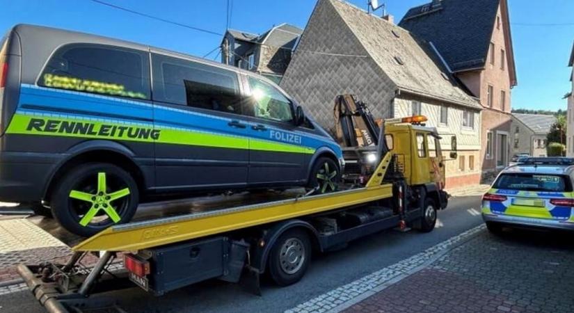 Börtönbe kerülhet a rendőrautót hamisító vállalkozó, megkülönböztető jelzést is használt