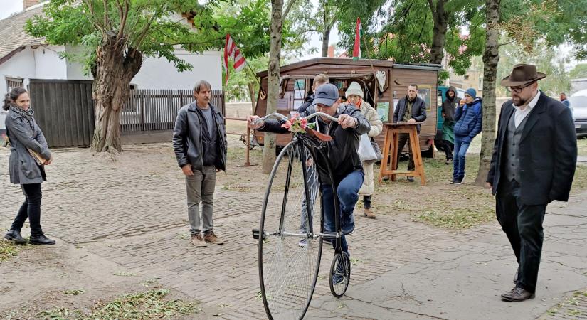 Még velocipédre is fel lehetett ülni a szombati vásárhelyi Őszelő Fesztiválon – videó
