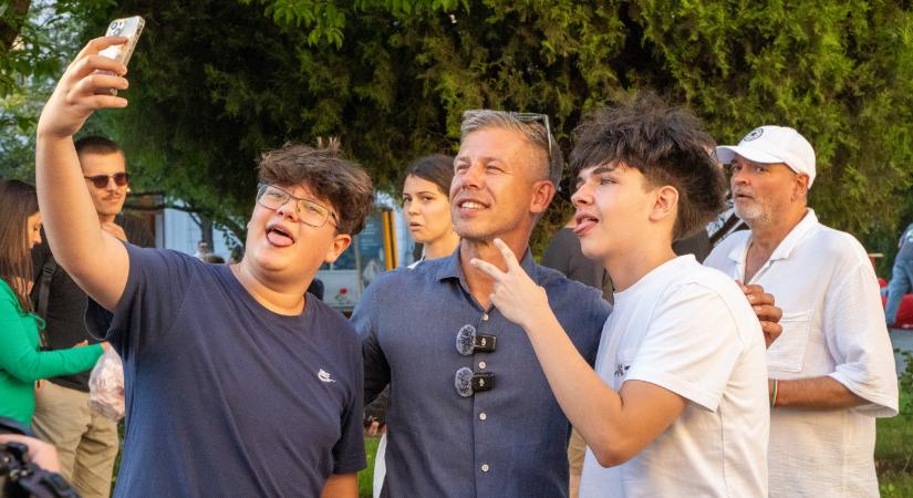 Magyar elárulta, hogy csak akkor nem telefonozik, ha a gyerekeivel vanr