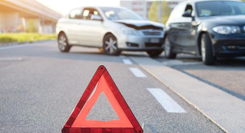 Kerülje el ezt a szakaszt! Két autó ütközött össze az 56-oson, Várdombnál