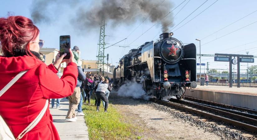Gőzfelhőben, kackiás bajuszú masinisztával futott be a nosztalgiavonat Székesfehérvárra (képgalériával, videóval)