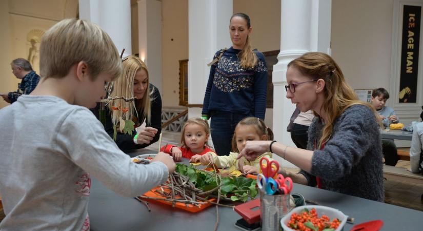 Őszi varázslat a Móra Ferenc Múzeumban – kézműves élményekkel várta az őszi családi matiné a gyerekeket – galériával, videóval