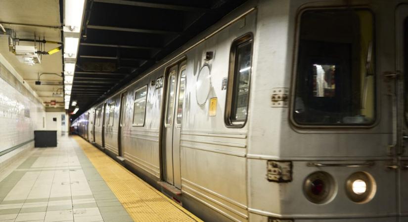 Metrókocsin kívüli utazás miatt halhatott meg két lány New Yorkban