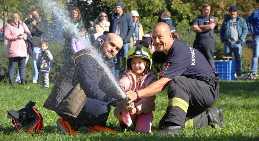 Tűzoltókkal sportolhattak a parkban, s oltottak „tüzet” is (galéria, videó)