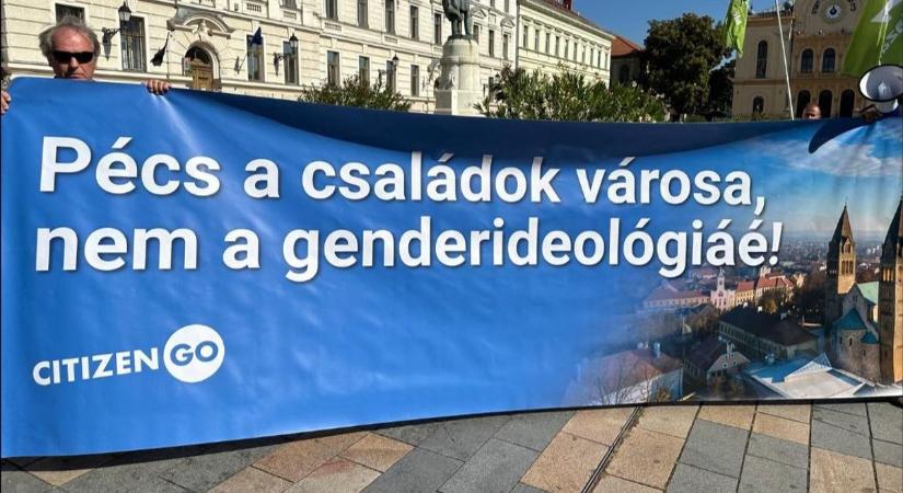 Feszültség a pécsi Pride-on: ellentüntetést tartottak a jogtalanul megrendezett rendezvény előtt (FOTÓVIDEÓ)