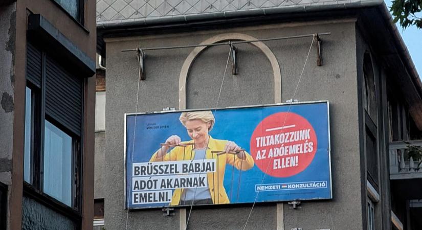 Bábozó Von der Leyennel népszerűsíti a nemzeti konzultációt a kormány – képek