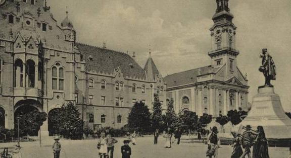 A Városházától a víztoronyig – Lechner180 szabadtéri tárlat Kecskemét főterén