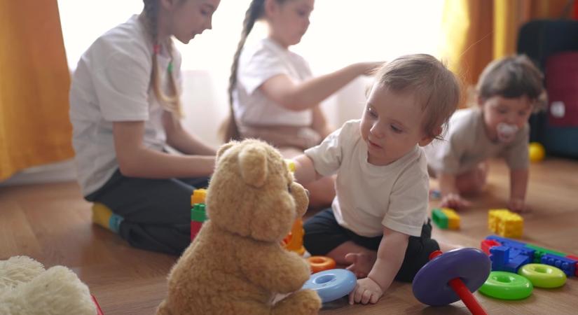 Apró élősködő terjed a gyerekek között, így ismerhető fel időben a probléma