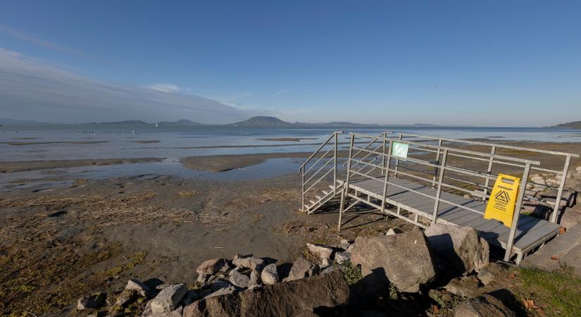 Eltűnőben a Balaton vize