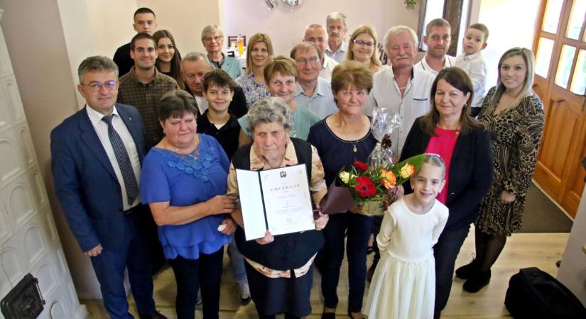 Három lányának felnevelése sem akadályozta a munkában! Népes társaság köszöntötte a 90. születésnapját ünneplő zalai asszonyt