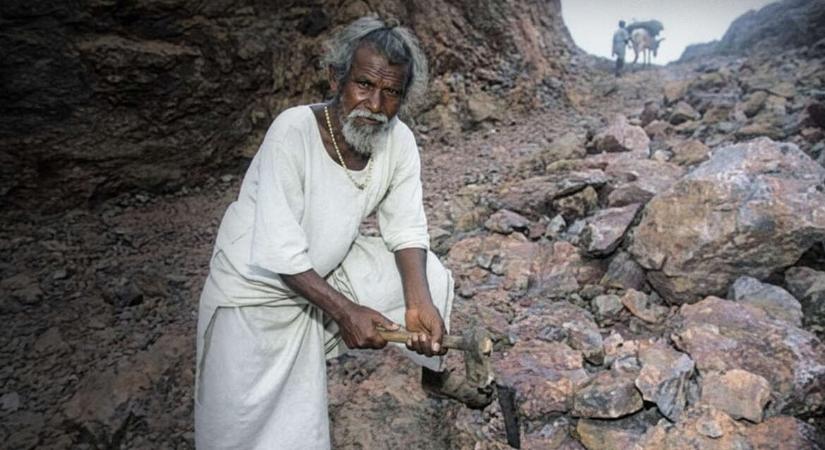 Dashrath Manjhi: a férfi, aki felesége tragikus balesete után alagutat vájt a hegybe