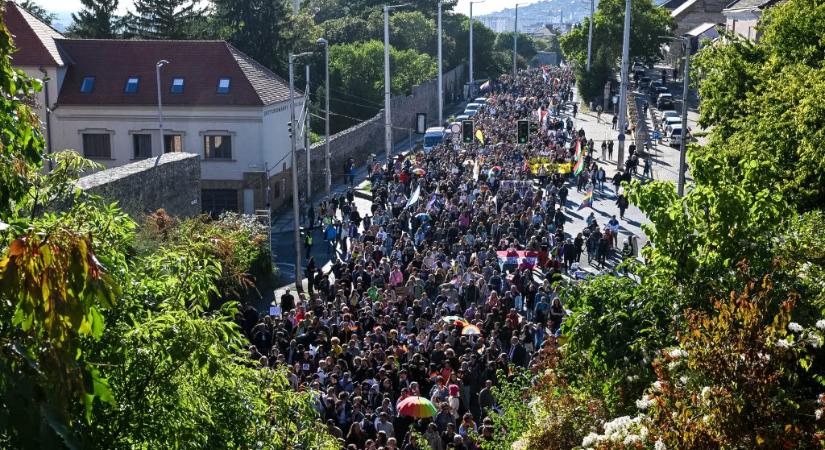 Képeken a betiltás ellenére is megtartott V. Pécs Pride felvonulás
