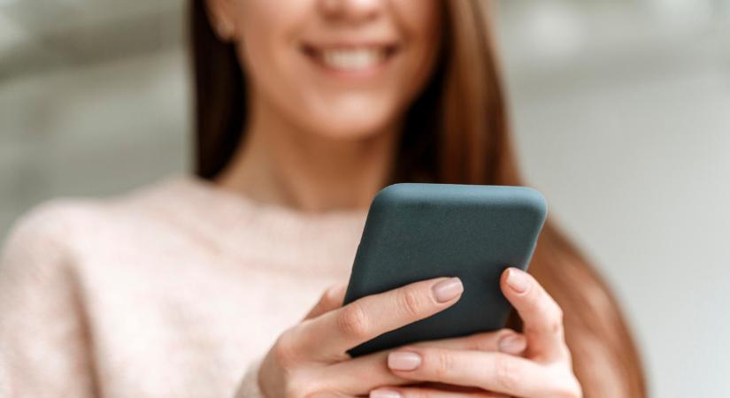 Hogyan hat a telefonozás és a stressz szájüregünk egészségére?