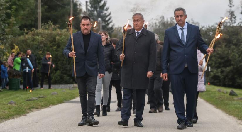 Soha nem feledik az áldozatokat – Fáklyás felvonulás az évfordulón (galéria  videó)