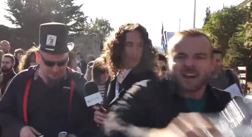 Újságírókra és az ellenzéki tüntetések zebrájára támadt rá egy ellentüntető a Pécs Pride-on