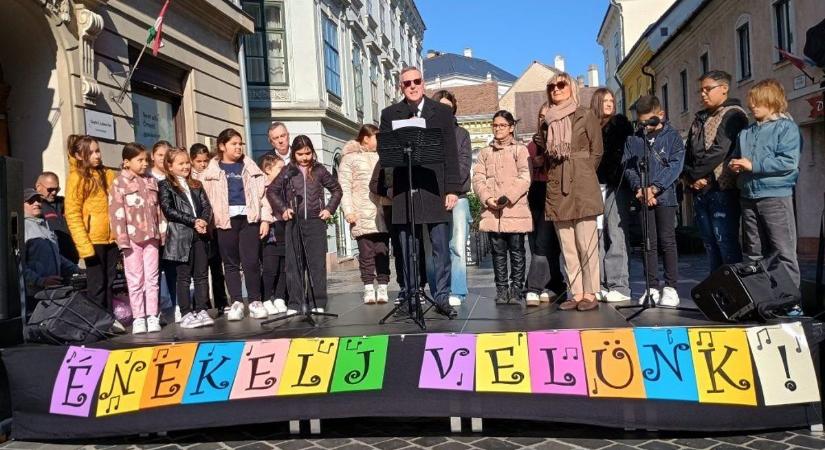 12 iskola mintegy ötszáz diákja énekelt közösen a győri belvárosban