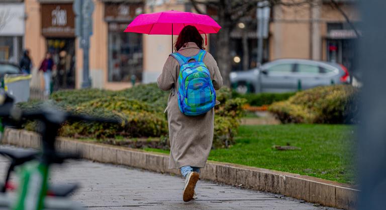 Borult, záporos idő vasárnap, estére csökken a felhőzet