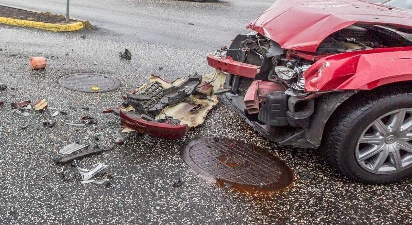 Baleset bénította a 4-es főutat Fegyverneknél, tűzoltók vágták ki a sofőrt a roncsból