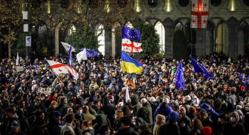 Vízágyút is bevetett szombaton a georgiai rendőrség Tbilisziben, hogy meggátolja a tüntetők bejutását az elnöki palotába